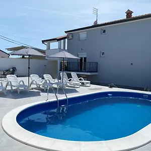 Paliska Located In The Countryside Near Porec Gasthof